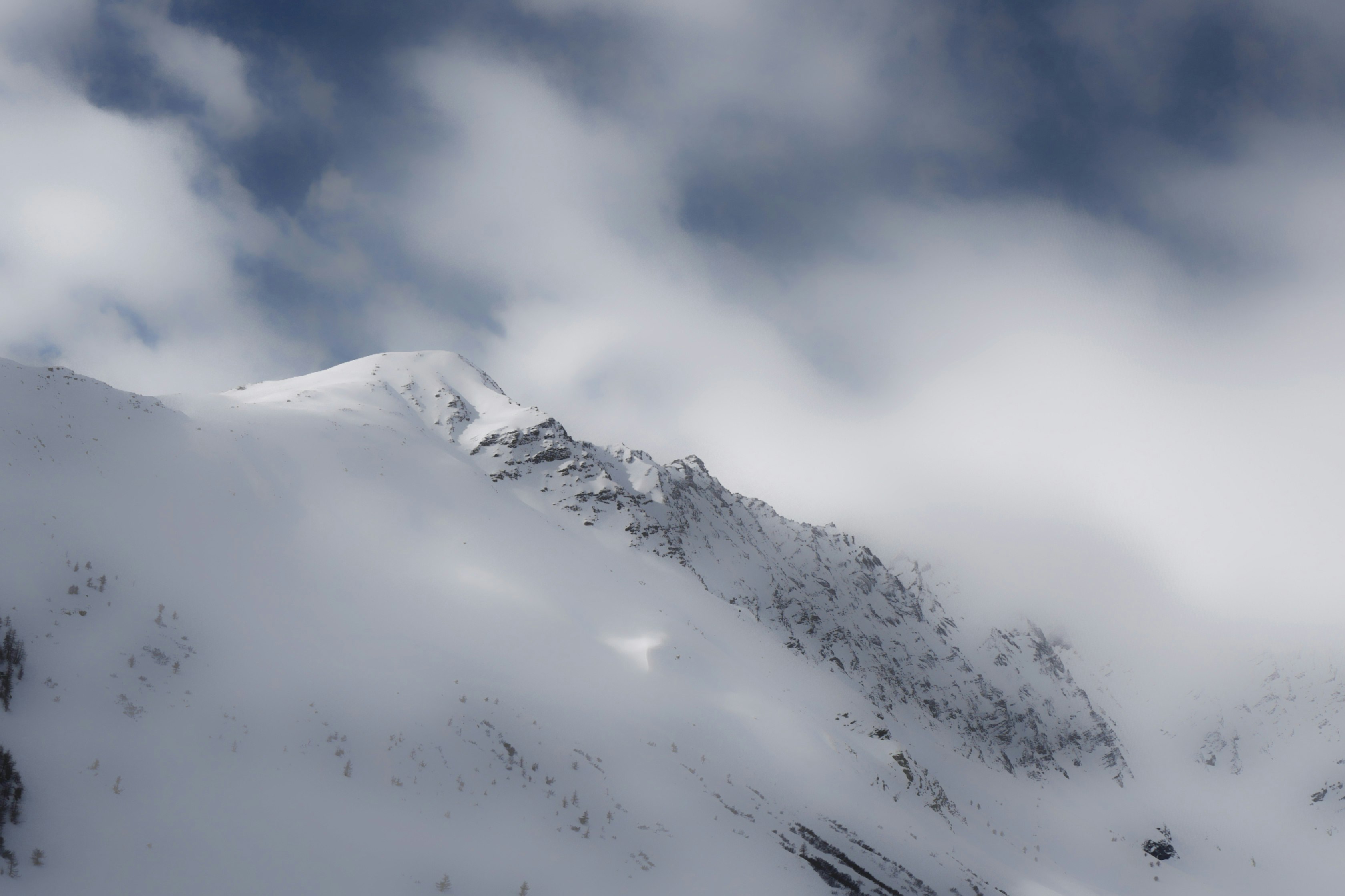 mountain with snow at daytime